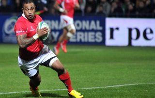 New Zealand Rugby player running with the ball during a game - Tendo Sport