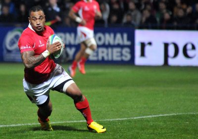 New Zealand Rugby player running with the ball during a game - Tendo Sport